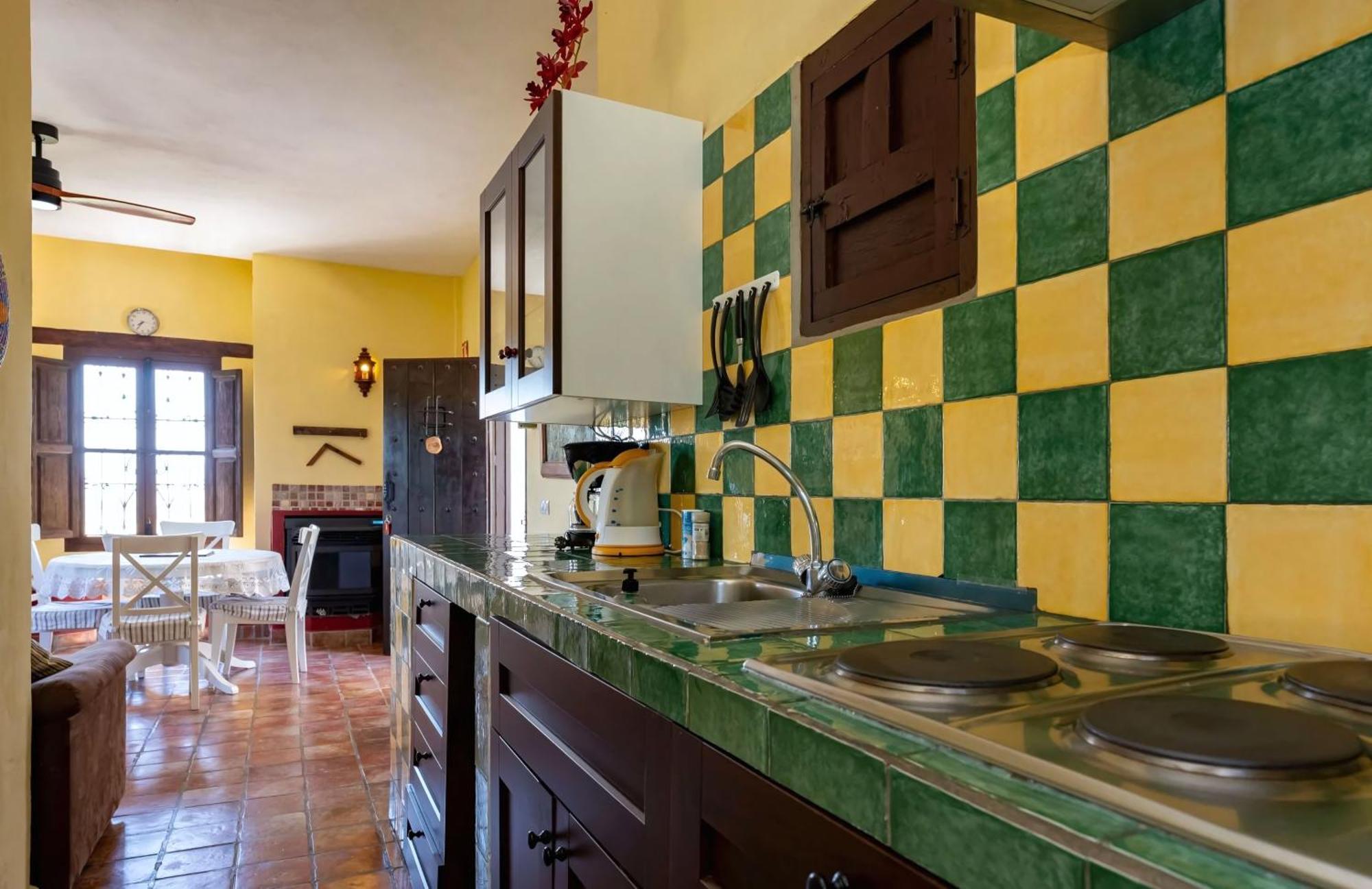 Castle Tower Ground Floor Apartment In Rural Holiday Park 'Cezanne' Tolox Exterior photo